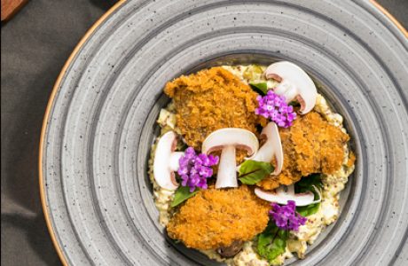 כבד עוף בטמפורה על מצע סלט שמפיניון